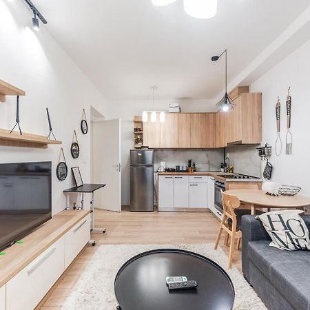 Noir Apartment By Kondo Stays Тирана Экстерьер фото