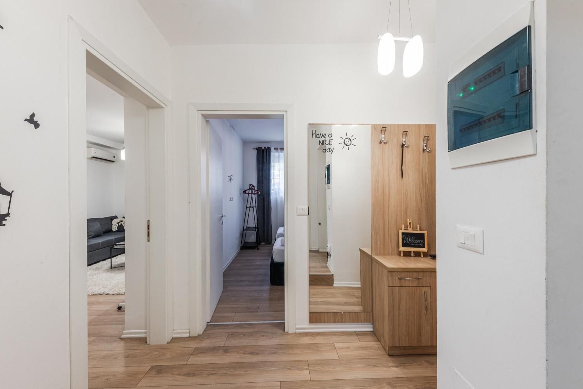 Noir Apartment By Kondo Stays Тирана Экстерьер фото