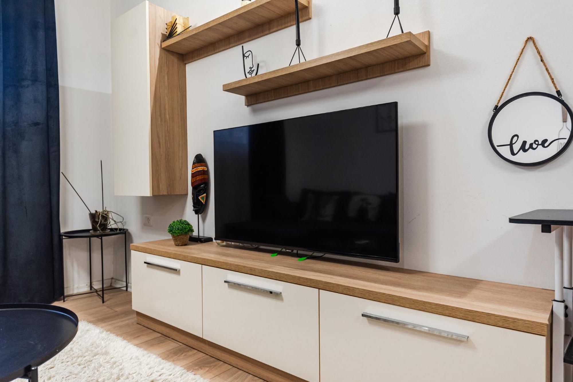 Noir Apartment By Kondo Stays Тирана Экстерьер фото